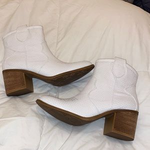 Dirty Laundry White Snakeskin Cowgirl Boots 8 1/2